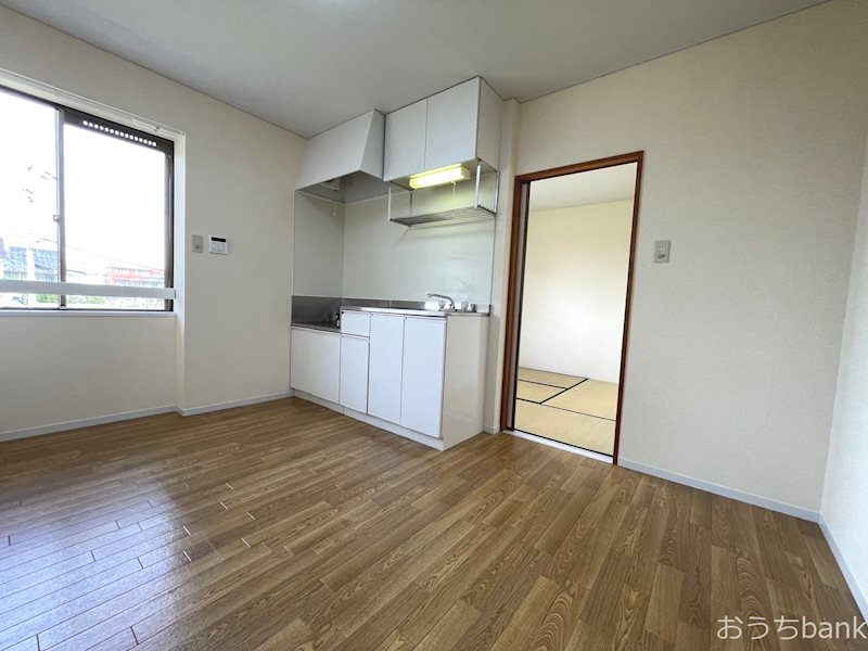 その他設備　窓のある明るいキッチンです。