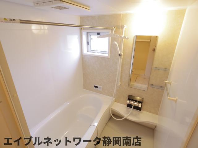 バス・シャワールーム　落ち着いた空間のお風呂です