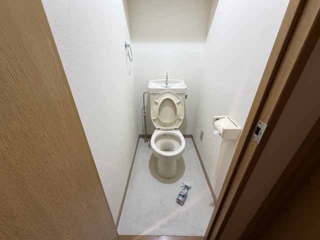 トイレ　別号室の写真です。