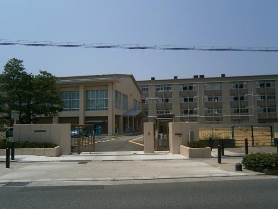 小学校　泉佐野市立　第二小学校（小学校）まで730m