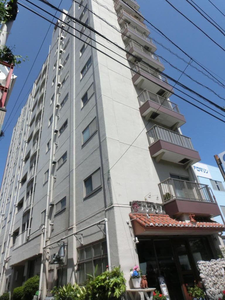 横浜市中区新山下のマンションの建物外観