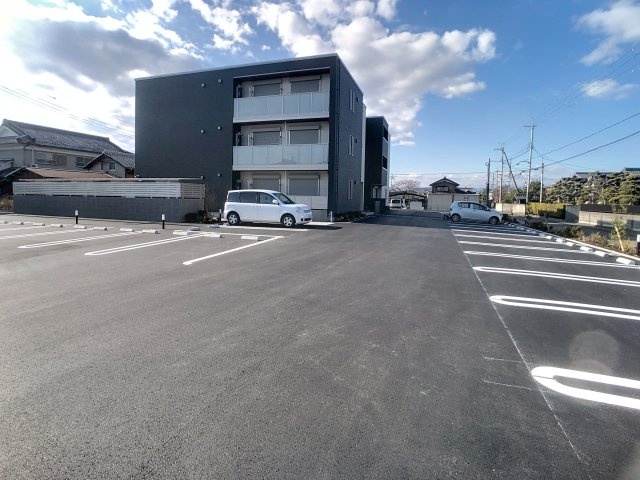 【守山市勝部のマンションの駐車場】