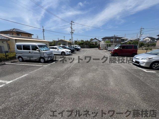 クラージュの駐車場