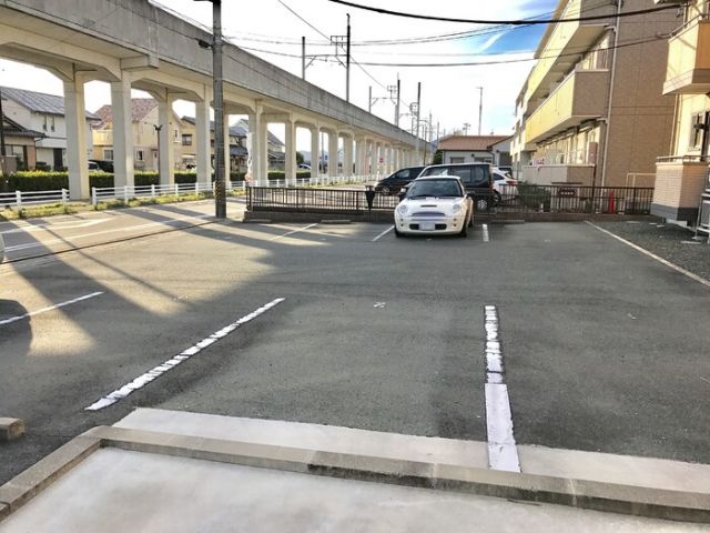 【豊川市八幡町のアパートの駐車場】