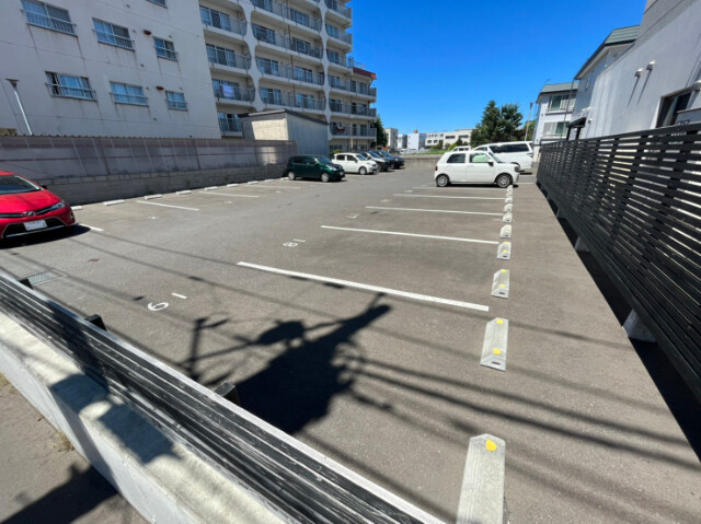 【札幌市北区北三十一条西のマンションの駐車場】