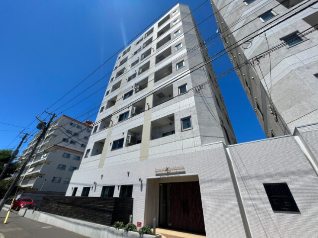 札幌市北区北三十一条西のマンションの建物外観