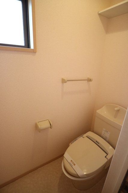 神戸電鉄粟生線 広野ゴルフ場前駅 徒歩11分 3階建 築23年のトイレ写真