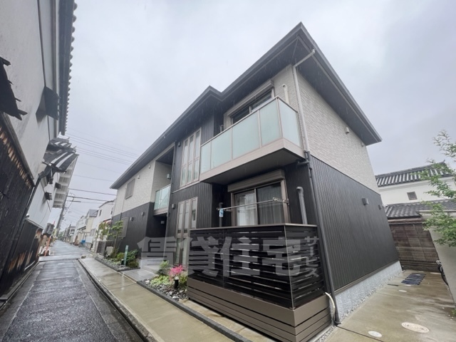 【大和郡山市本町のアパートの建物外観】