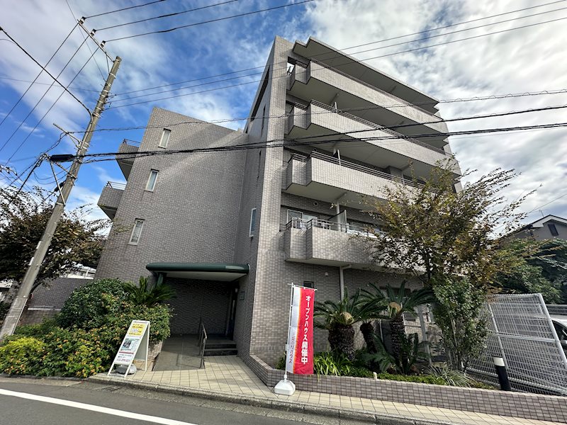 藤沢市片瀬のマンションの建物外観