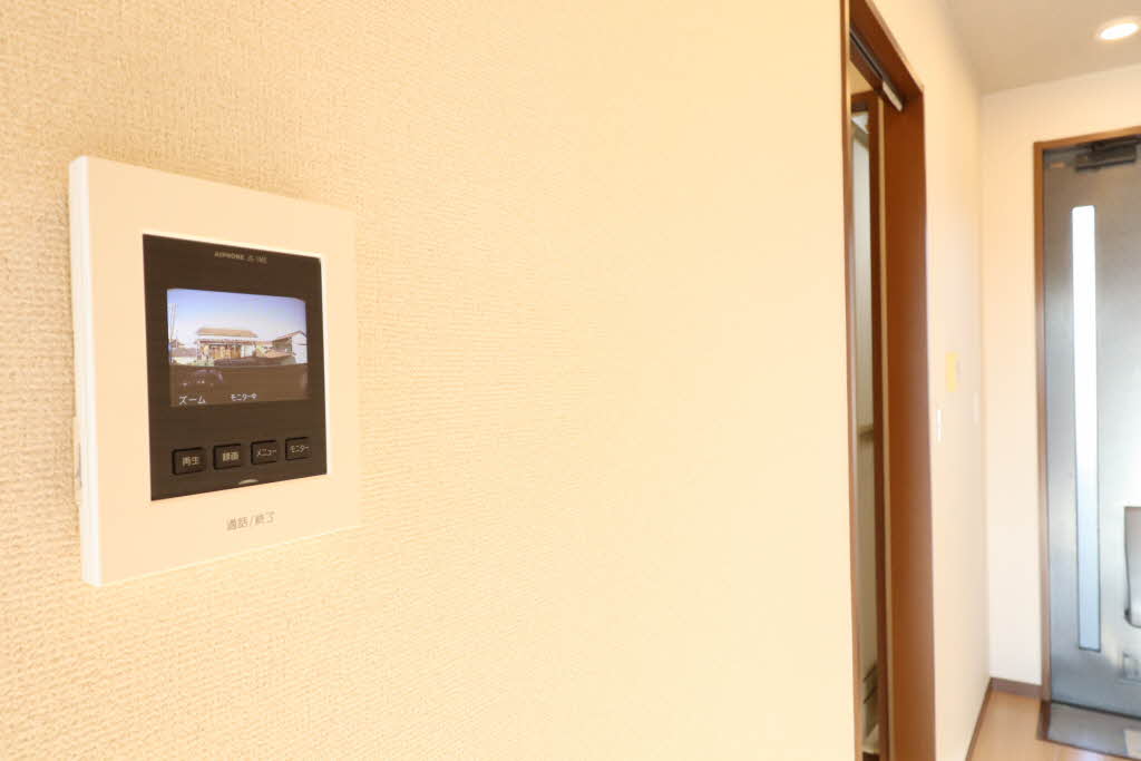 セキュリティ　不在時の来訪者も確認できる、カラーモニター付きドアホン。
