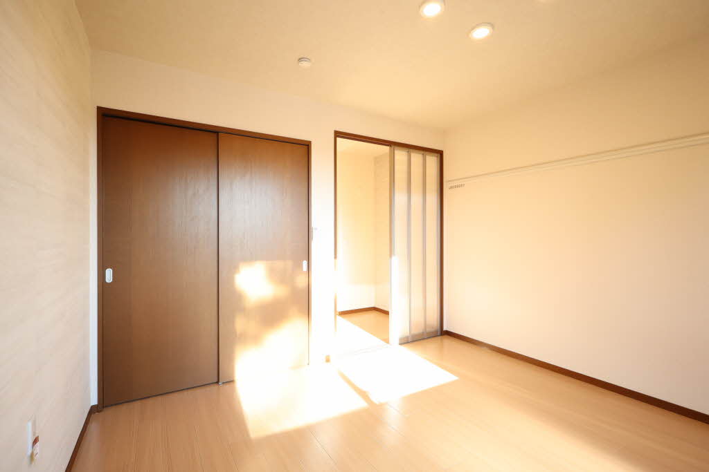 その他設備　画鋲など使わず、ポスターや時計などを壁にかけられます。
