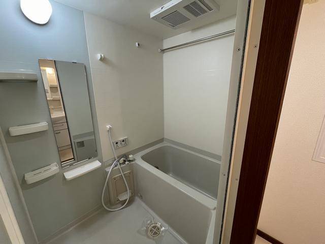 バス・シャワールーム　清潔感のある浴室です。