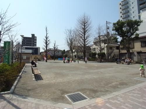 【中野区本町のマンションの公園】