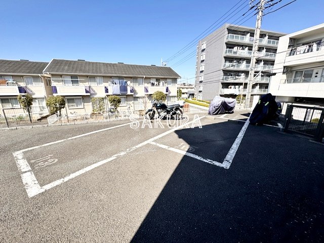 【横浜市青葉区あざみ野南のアパートの駐車場】