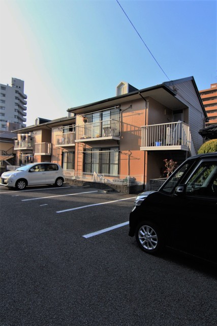 【松山市鷹子町のアパートの駐車場】