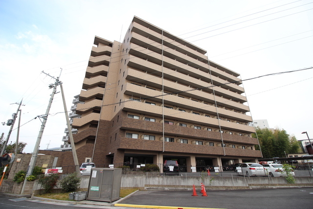 草津市野路東のマンションの建物外観