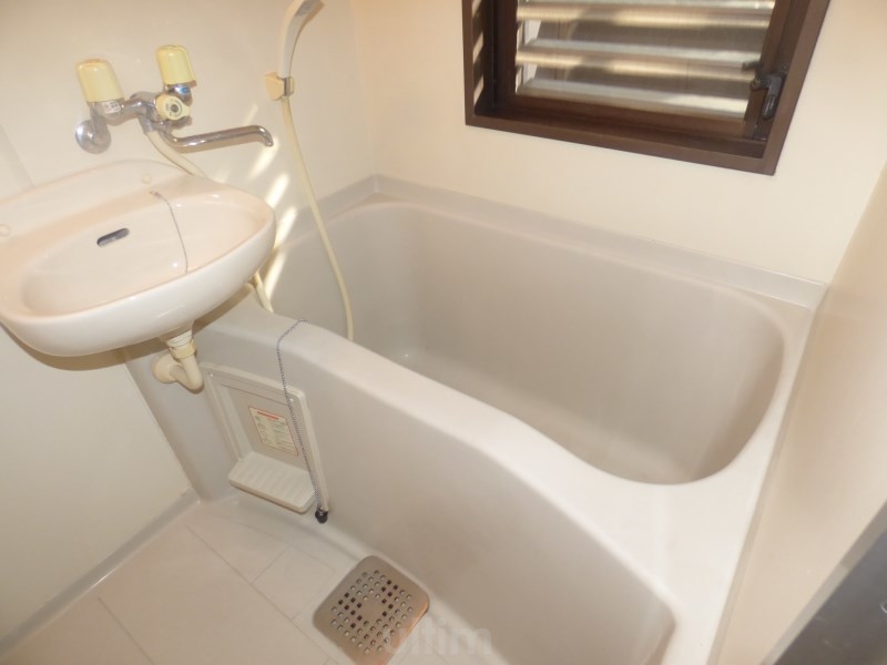 バス・シャワールーム　※同タイプの他のお部屋です