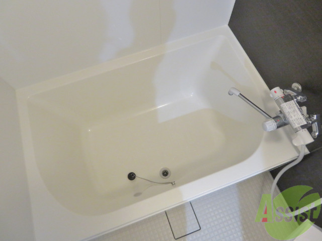 バス・シャワールーム　こちらはお風呂。一日の疲れをここで癒してください。