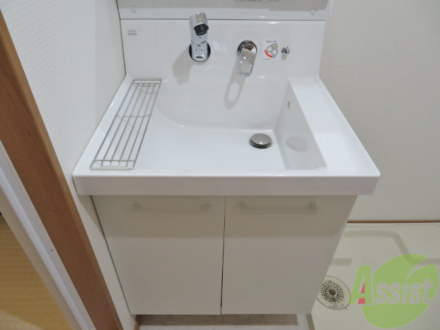 洗面設備　独立洗面台。朝の身支度はここでばっちり決めましょう。