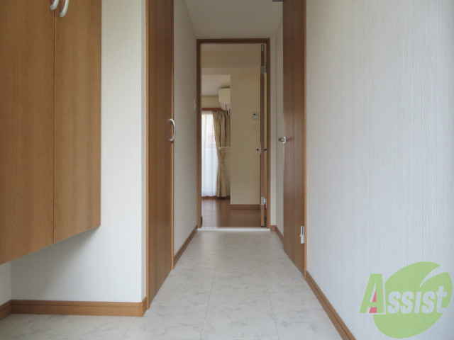 玄関　こちらが玄関です。何足か靴を置いておけそうです。