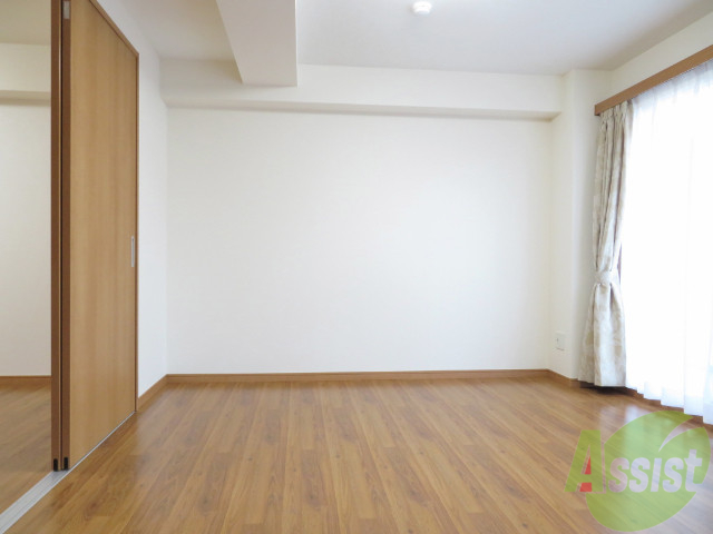 居室・リビング　リビングはこんな感じです。窓が大きくてよく陽が入ってきます。