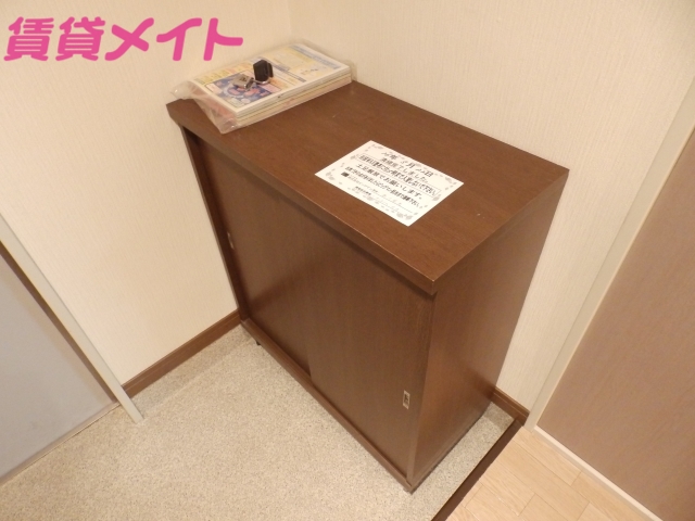 玄関　同物件別部屋写真