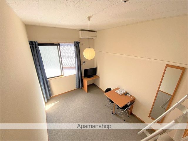 レオパレス中津瀬の居間写真