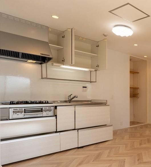 キッチン　会話を楽しめる開放的なキッチン空間・収納も充実