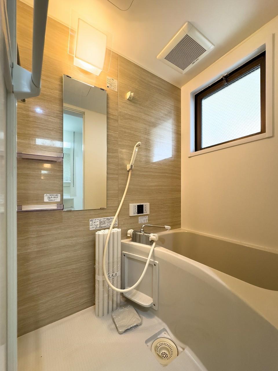 バス・シャワールーム　木目調パネルが心地よい癒しのバスルーム・窓付きで換気◎