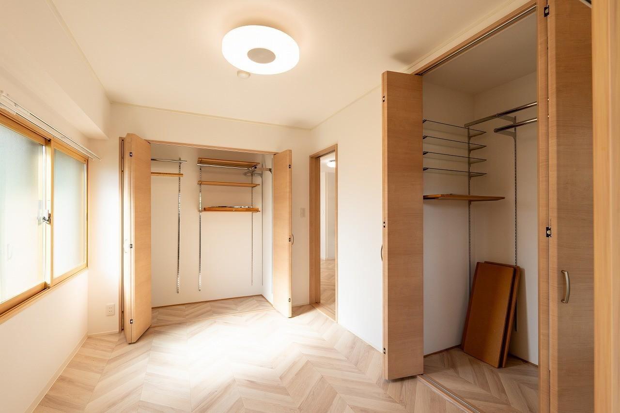 収納　大型WIC収納(寝室)・使い方に合わせて棚を自由にアレンジ可