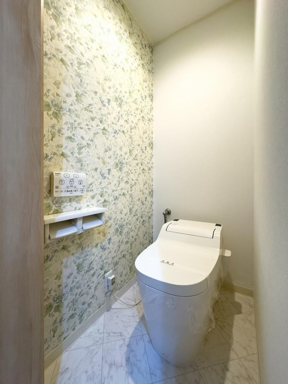 トイレ　優しい花柄クロスで清潔感ある空間