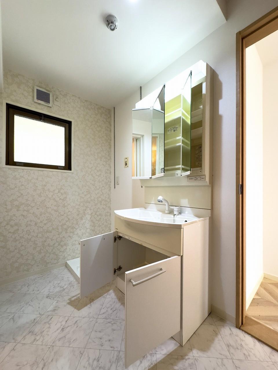 洗面設備　洗面台収納たっぷり。洗濯機置場も広め