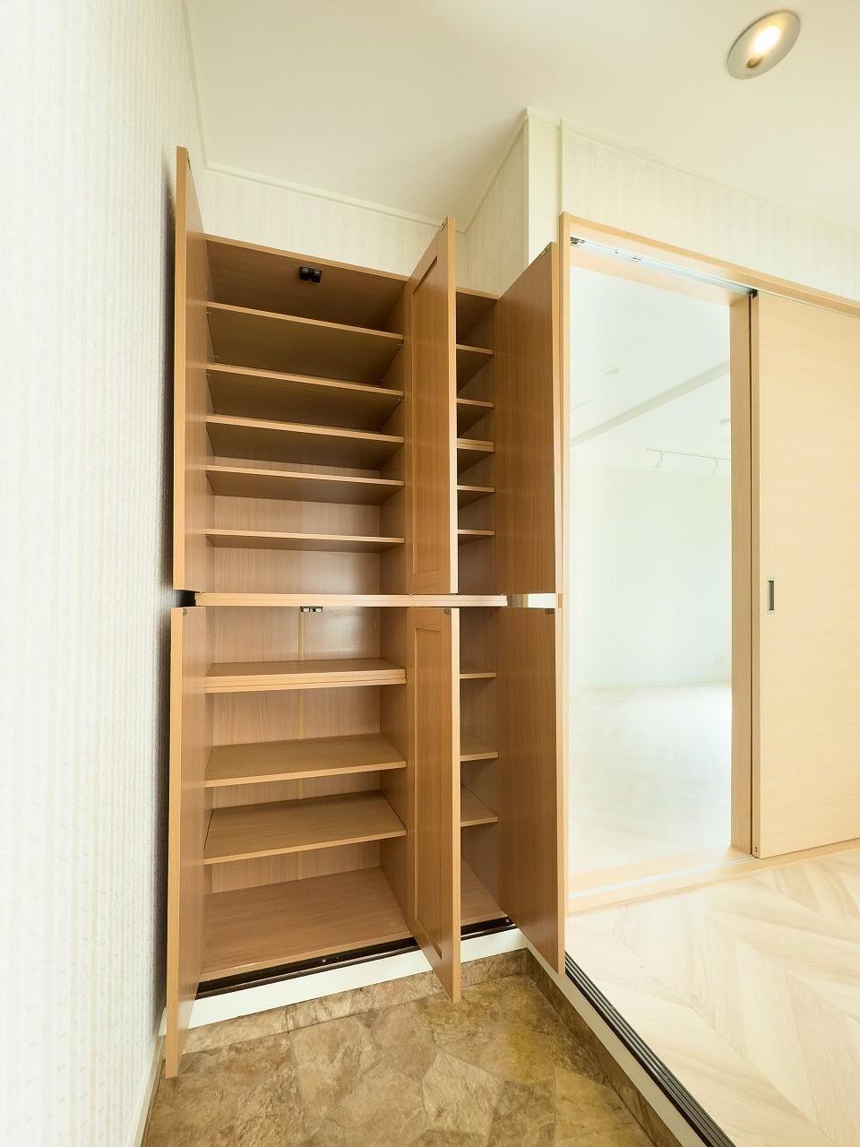 玄関　鏡付きシューズボックス。可動棚で整理◎