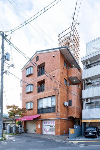 建物外観　レンガ調の外観が落ち着いた雰囲気。 周辺は穏やかな住環境です
