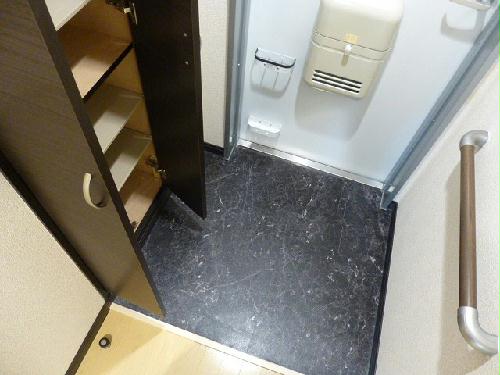 玄関　左手側は下駄箱、ドア背面には傘立ても♪