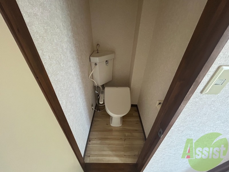 トイレ　温水洗浄便座のトイレで清潔に保ちやすくなっております。