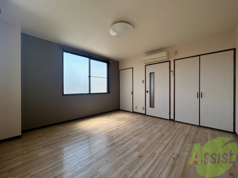 居室・リビング　８帖の南向きで陽当たりの良いお部屋になります。