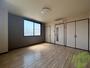 居室・リビング　８帖の南向きで陽当たりの良いお部屋になります。