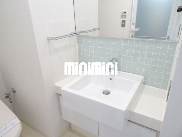 洗面設備　大きな鏡のお洒落な洗面化粧台