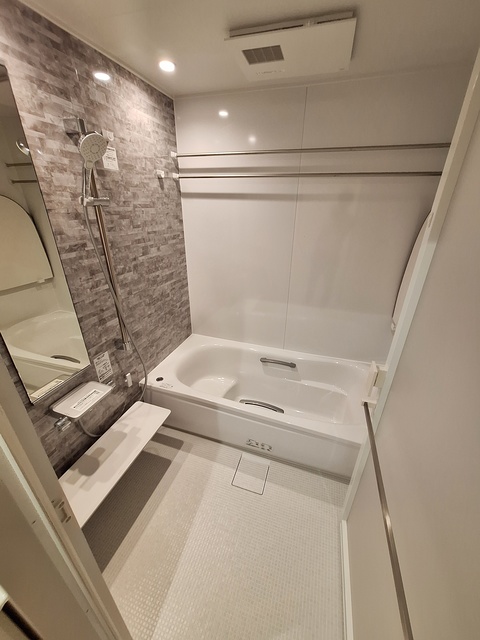 バス・シャワールーム　★浴室追焚き・乾燥機能つき★