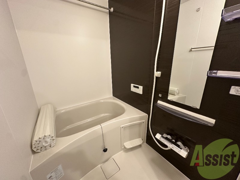 バス・シャワールーム　落ち着いたデザインの浴室。ゆったりできそうです。