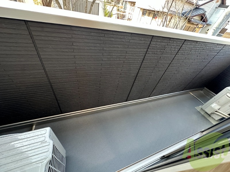 バルコニー　バルコニーは洗濯物を干すのに十分な広さがありますね。