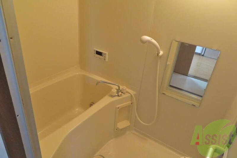 バス・シャワールーム　洗い場も脱衣所もあり、ゆっくりバスタイムを満喫できそう