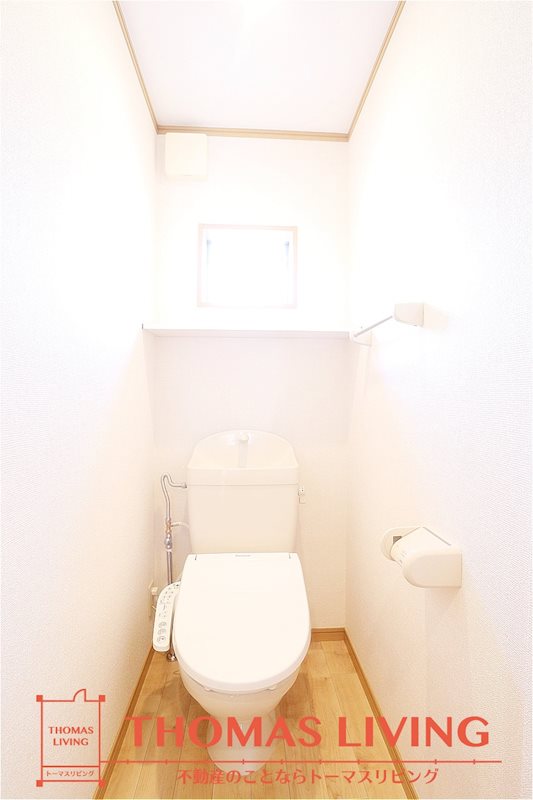 トイレ　収納棚・温水洗浄便座付きのトイレです。