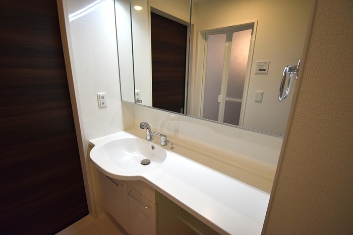 洗面設備　シャワー付き洗面台です