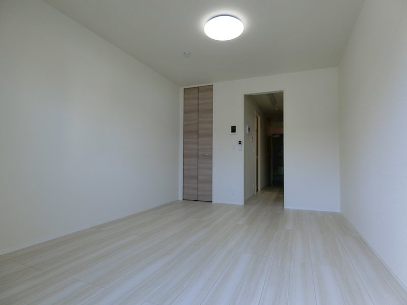 居室・リビング　8.1帖の洋室。照明付き。