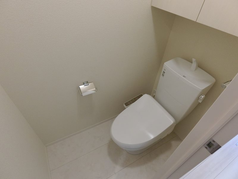 トイレ　温水洗浄便座。収納棚あり。