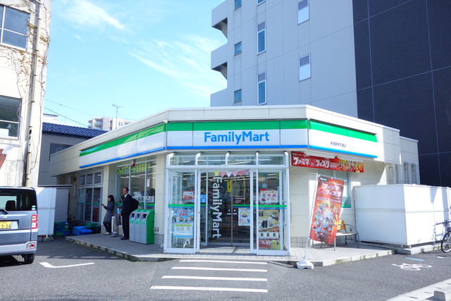 コンビニ　ファミリーマート新潟医学町通店（コンビニ）まで204m