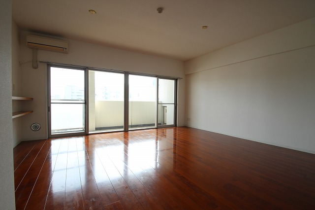 居室・リビング　同物件、別号室のものです。