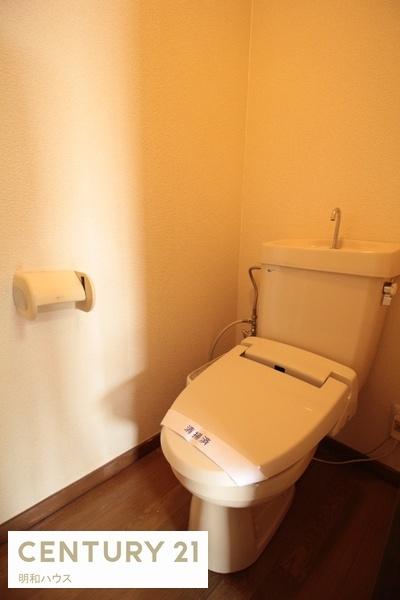 トイレ　人気の温水洗浄便座付です！